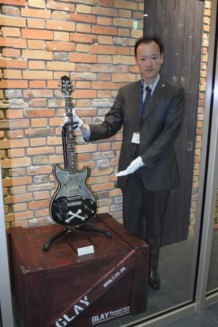 GLAYサイン入りギター、20日から函館アリーナで展示 / 函館新聞 