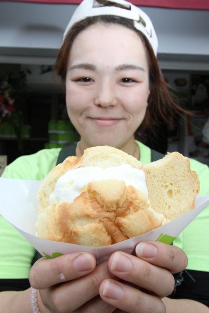 メロンパンアイス味わって 道内初オープン 観光客らで盛況 函館新聞電子版