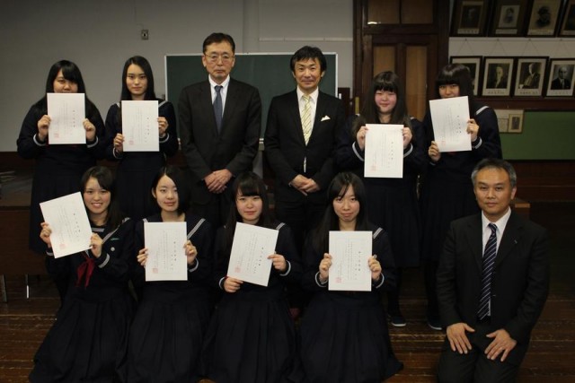 遺愛高３年生８人 介護職員初任者研修資格取得 函館新聞電子版