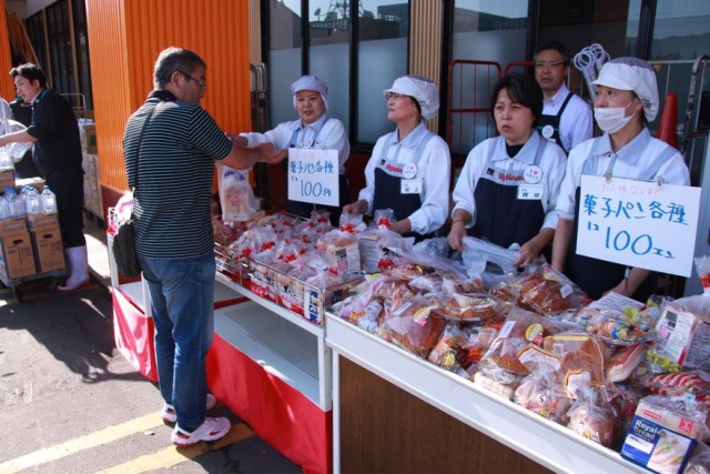 地震情報 市内スーパーで水など販売 大勢の市民が詰めかける 函館新聞電子版
