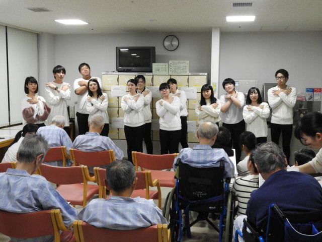 江差の看護学生が病院でクリスマス演奏 函館新聞電子版 江差の看護学生が病院でクリスマス演奏 函館新聞電子版
