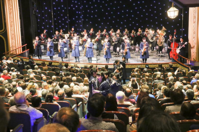 クイーン・エリザベス初寄港 遺愛高生が演奏披露 / 函館新聞デジタル