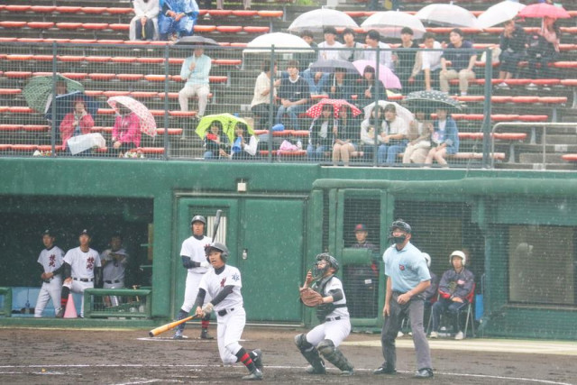 雨の中熱戦始まる 高校野球 全国トップ切り試合 函館新聞電子版