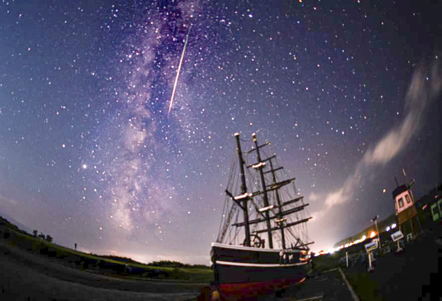 木古内サラキ岬でペルセウス座流星群 / 函館新聞デジタル
