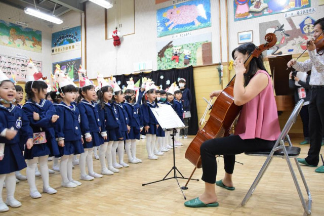 ききょう幼稚園でクリスマス会 弦楽器でクリスマスソング はこしんフォトサービス 函館新聞電子版