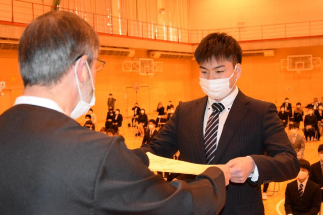 決意胸に巣立つ 函館ラ サール高で卒業式 函館新聞電子版