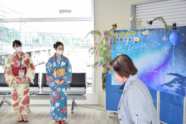 函館空港で浴衣姿でお出迎え 七夕雰囲気を ａｎａスタッフ 函館新聞電子版