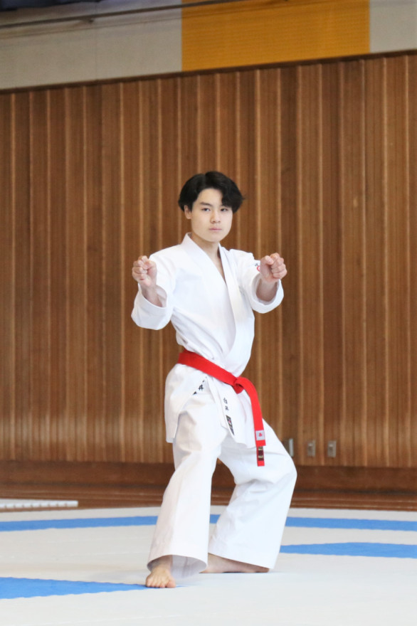 個人戦形、組手で熱戦 空手高体連春季 はこしんフォトサービス / 函館新聞デジタル