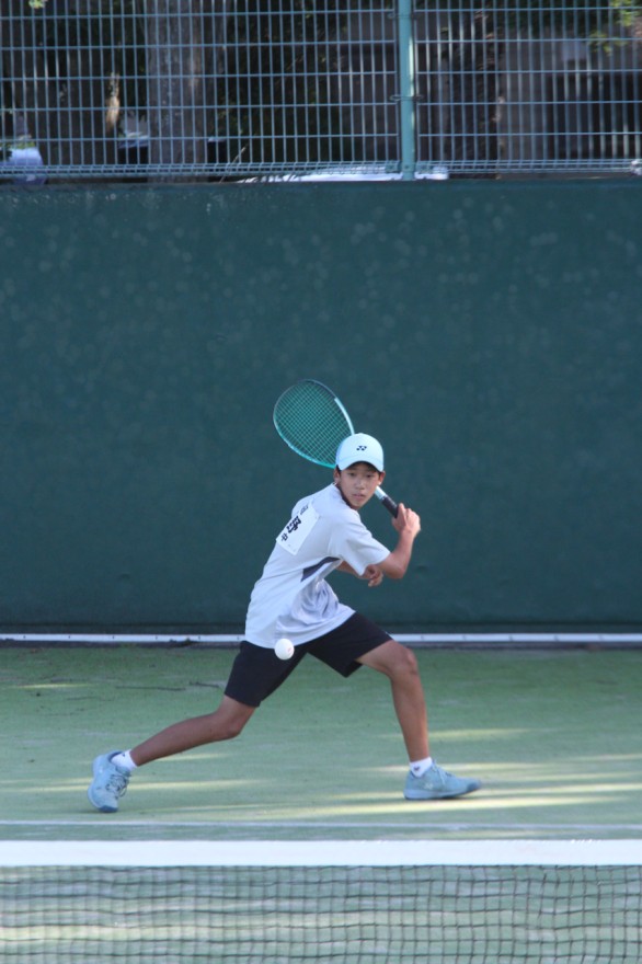 力強い打球で個人戦シングルスを制した畑野