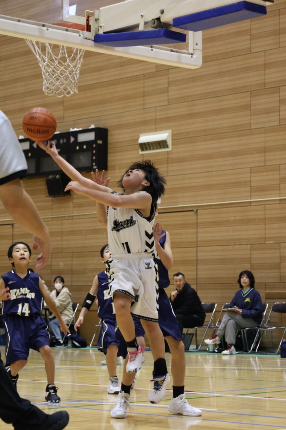 相手ＤＦを振り切りゴール下からシュートを狙う選手