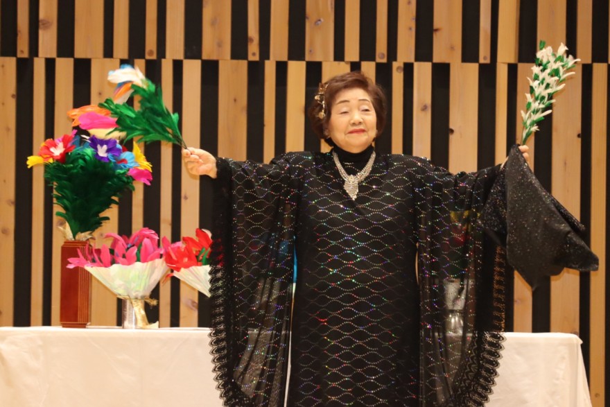 マジックを披露する佐藤さん