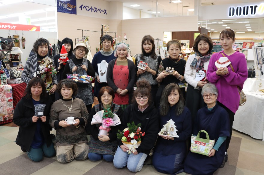 作品などを手に来場を呼び掛ける出店者