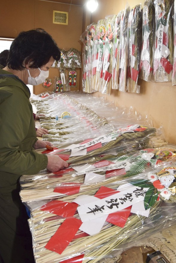 急ピッチで作業を進めるスタッフ