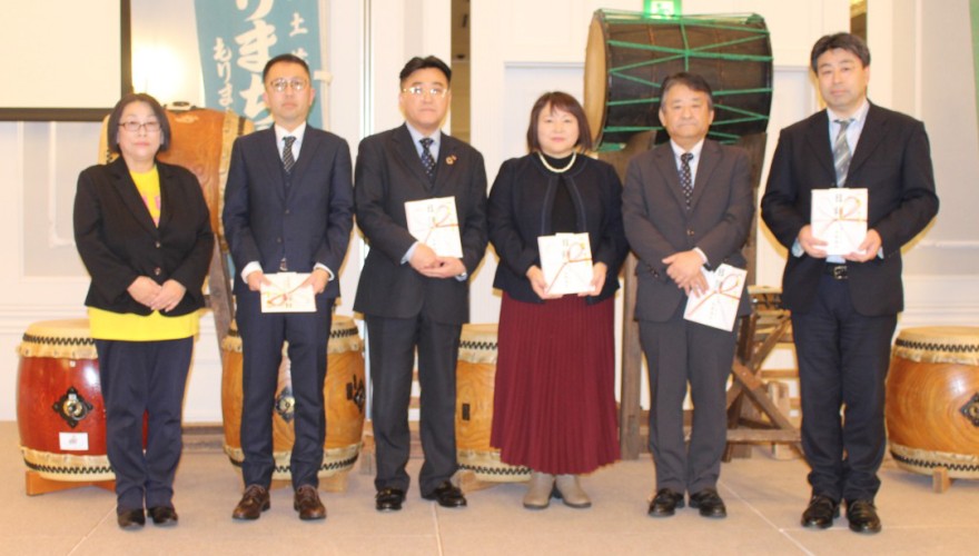 児童養護施設などの代表に寄付金を贈ったＪＡＩＦＡ函館協会の小野寺会長（左）