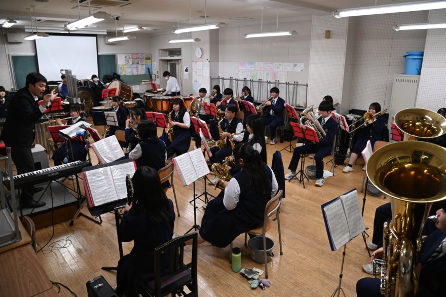 真剣な表情で練習に取り組む部員たち