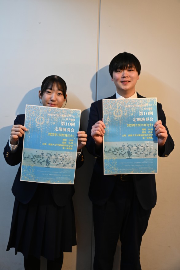 来場を呼び掛ける川上部長（右）と水島副部長（左）