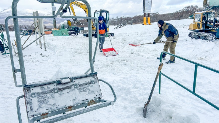 １４日のプレオープンに向けリフト乗り場を整備するスタッフ
