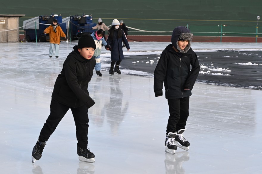 友達とスケートを楽しむ来場者