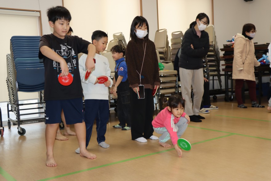 ディスクを投げ合い、カーリンコンを楽しむ子どもら