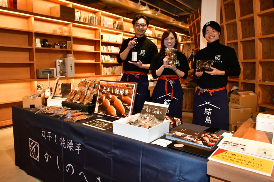 日本酒や干し芋、コーヒーを紹介するスタッフ
