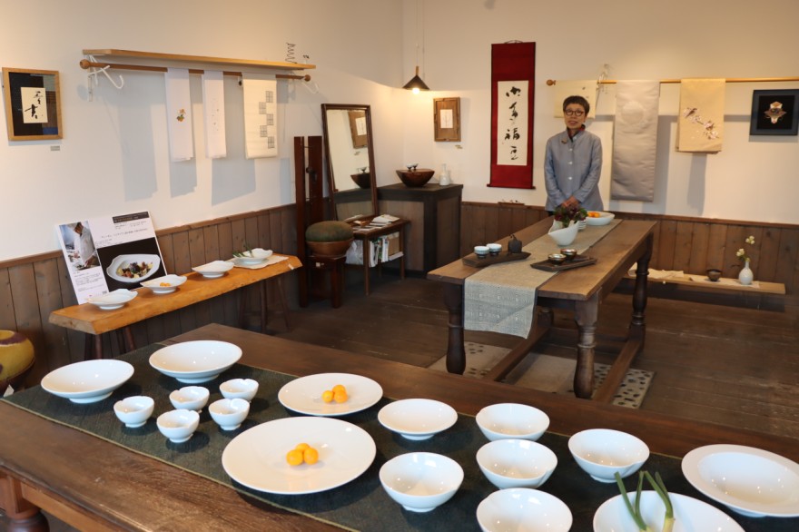 お正月にぴったりの皿や帯、掛け軸などが並ぶ企画展