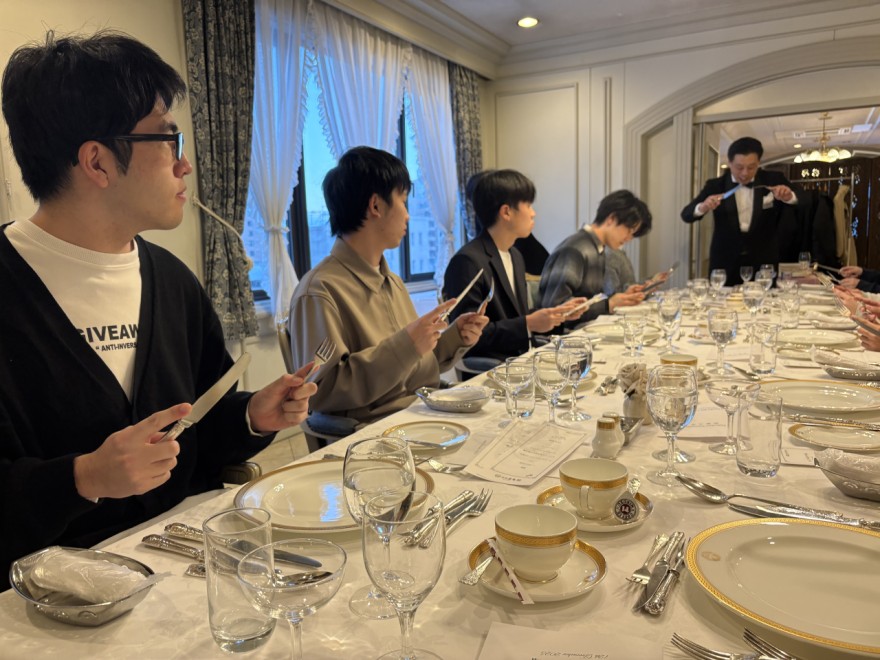 真剣な表情でテーブルマナー講座を受ける函大生ら