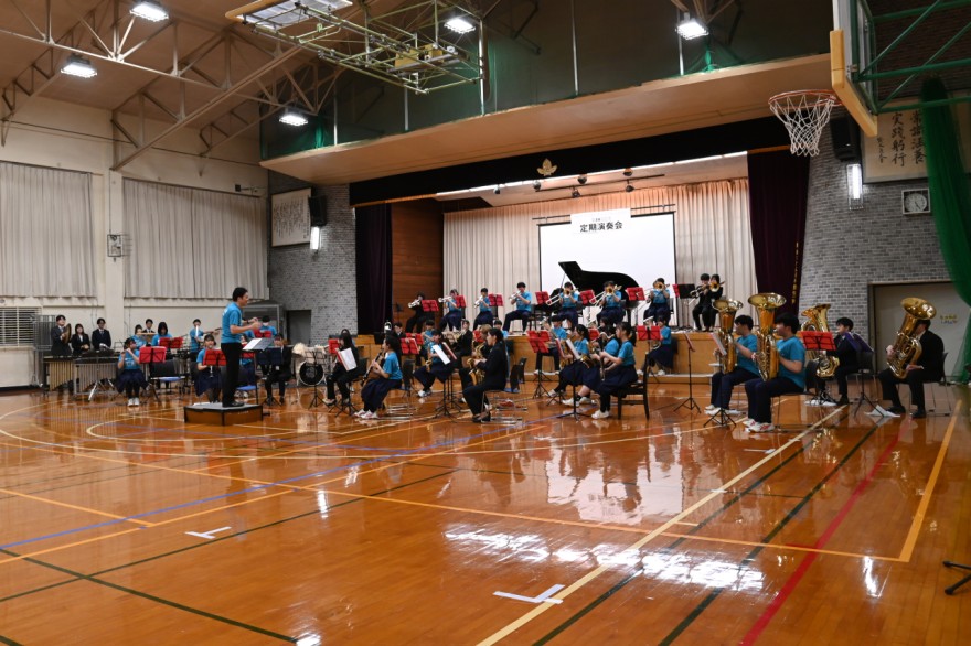 丁寧な演奏で会場から大きな拍手が贈られた同部