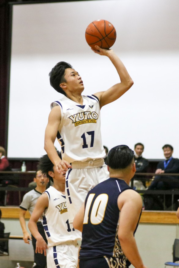 【女子決勝、函大有斗－函大谷】第２クオーター８分、函大有斗の三浦健太郎がシュートを決め２９点目とする