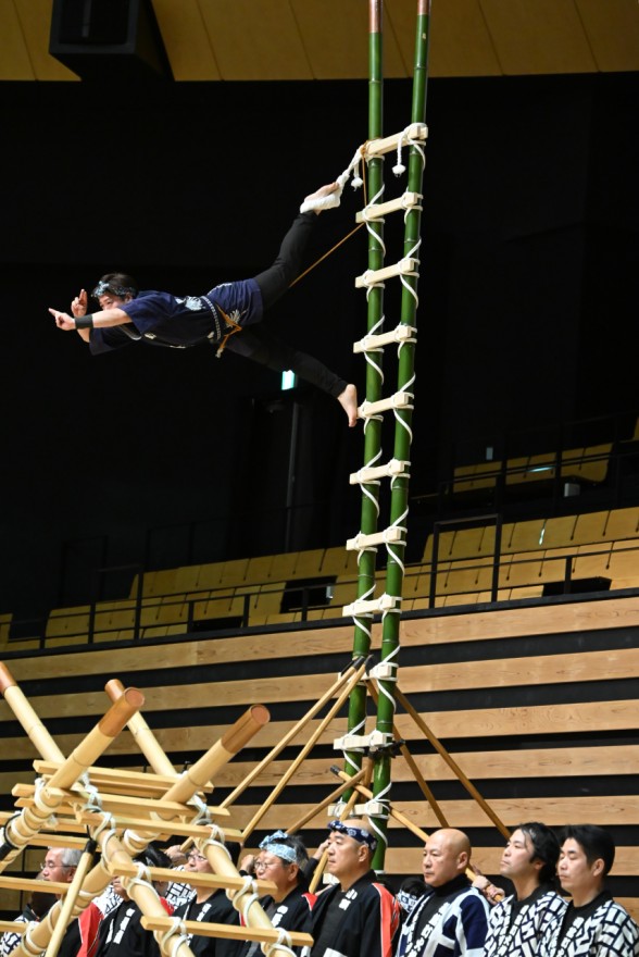 はしご乗りなどを披露した「函館消防団町火消し」
