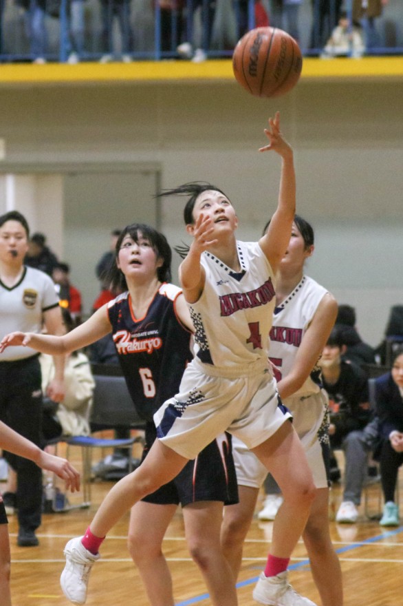 【女子決勝、遺愛－函大柏稜】第３クオーター８分、遺愛の横手主将がシュートを決め５３点目とする