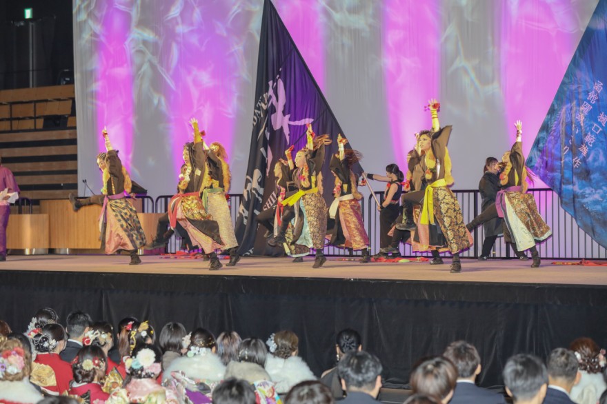 式典に花を添えたＹＯＳＡＫＯＩソーランの演舞（函館市、写真は函館躍魂いさり火）