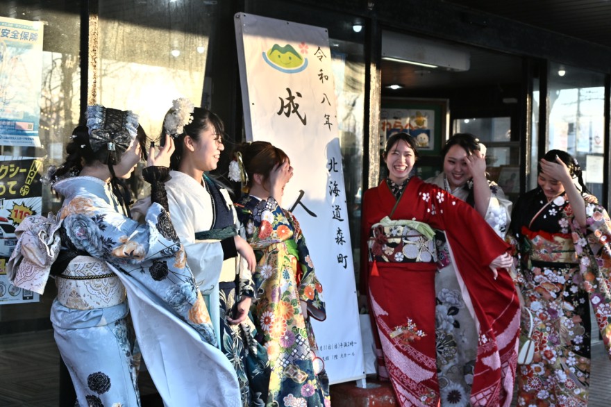 友人と記念撮影する参加者