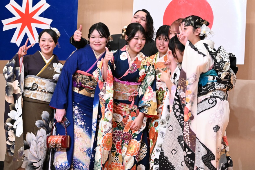 華やかな着物姿で友人と記念撮影する参加者（森町）