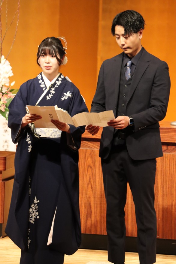代表して誓いの言葉を述べる中江日向さん（左）と笹木龍馬さん（七飯町）