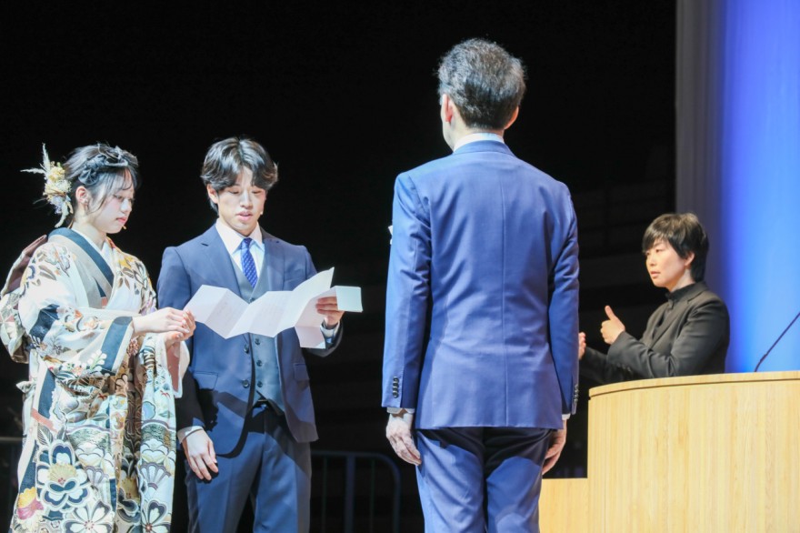 大泉潤函館市長に「誓いのことば」を述べる伊藤萌華さん（左）と佐藤遼馬さん（函館市）