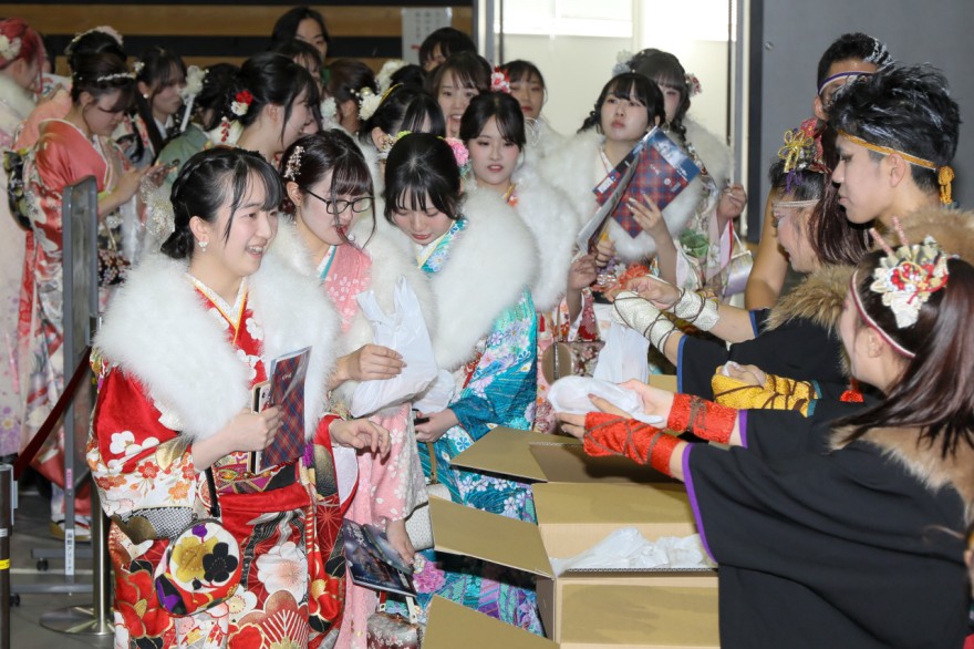 懐かしの「あげパン」をもらう喜ぶ参加者（函館市）