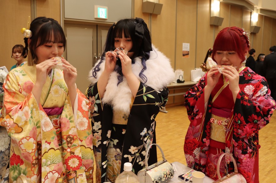 懐かしい給食メニュー「焼きプリンタルト」を味わう参加者（七飯町）