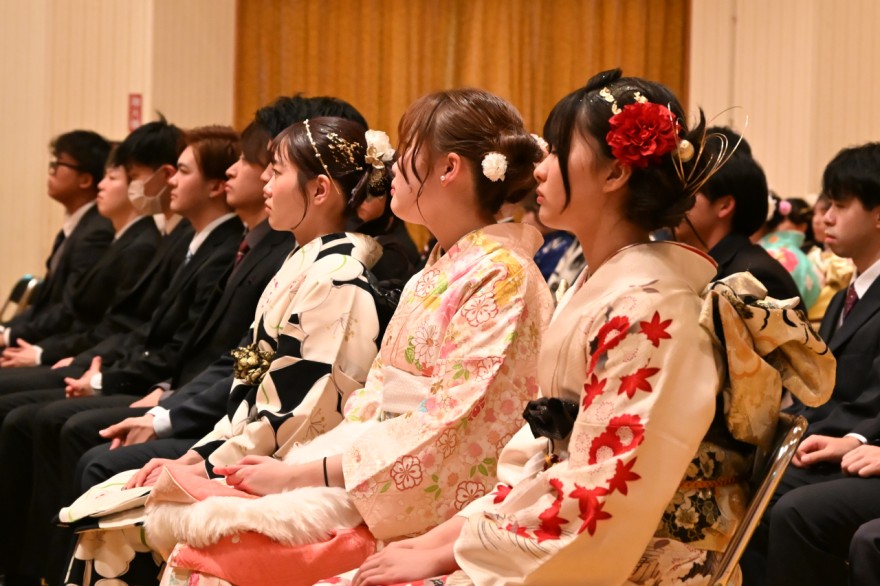 式典で話に聞き入る参加者