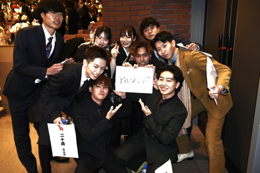 同級生との久々の再会に喜ぶ参加者（北斗市）