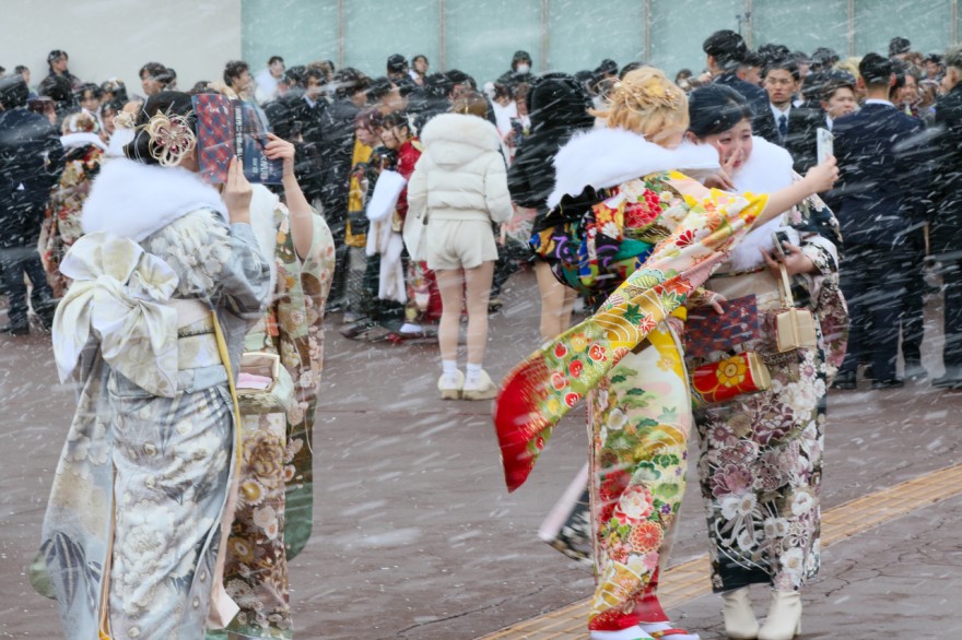 式典終了後、風雪に負けず記念写真を撮影（函館市）
