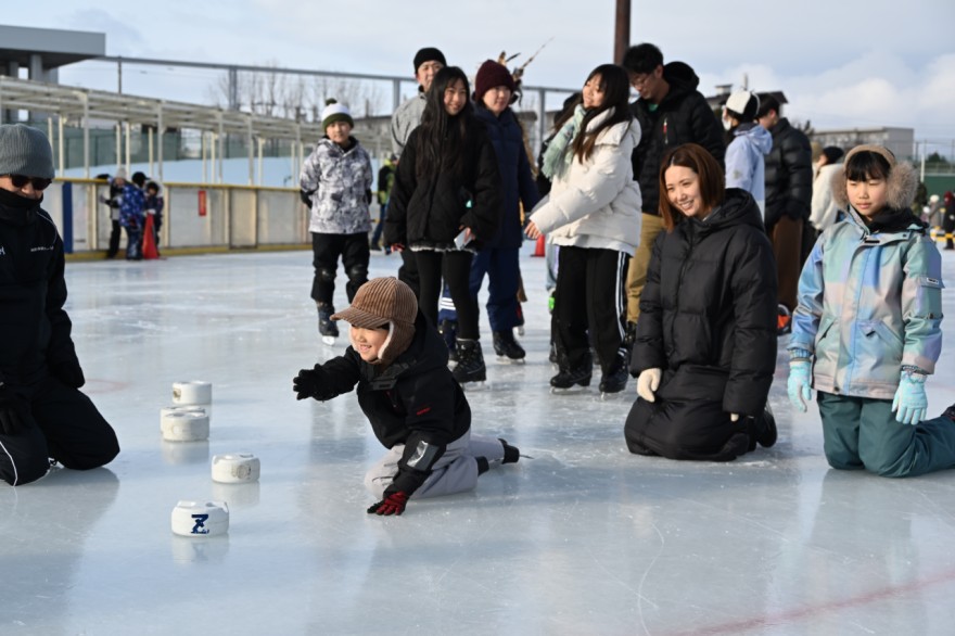 「つけもの石カーリング」を楽しむ参加者