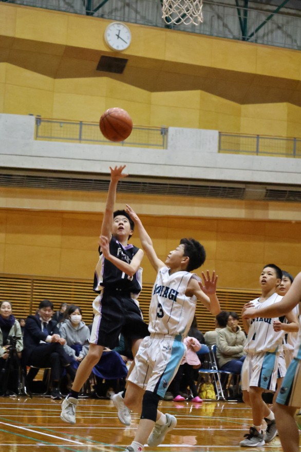 ディフェンスのブロックを交わしながらシュート（バスケットボール、道南中学校新人大会）