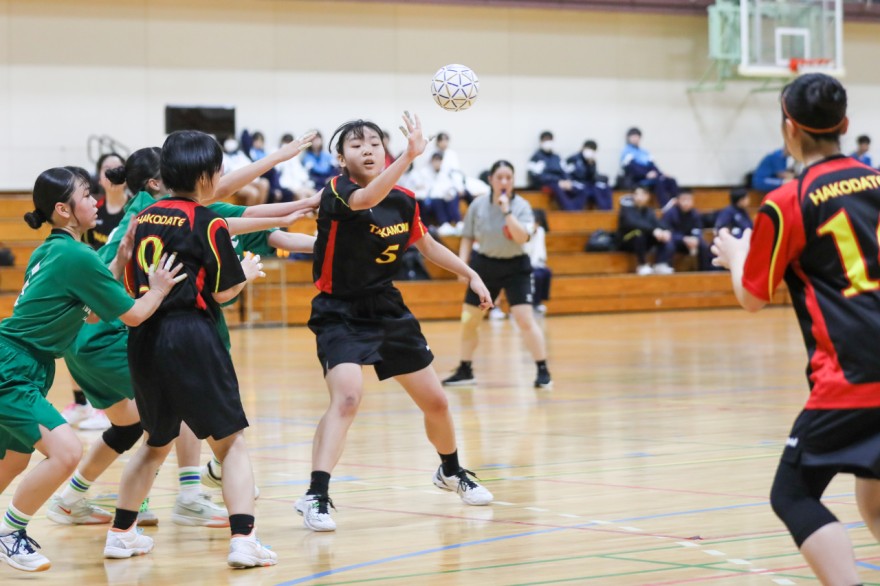 相手守備を交わしてフリーの選手へパス。コートをよく見て判断する（ハンドボール、道南中学校選手権）