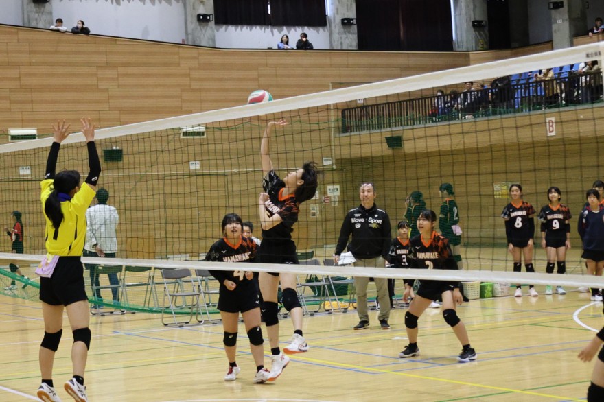 相手のブロックの合間を狙い力強いアタックを放つ（バレーボール、道南中学新人戦大会）