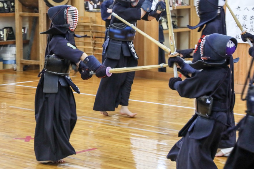 元旦から気合いを入れて打ち込む。１年の飛躍はこの稽古にあり（剣道、函館八幡宮神威館元旦稽古）