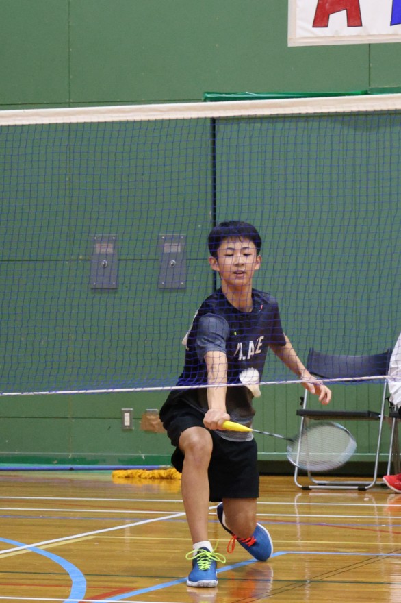 「どんなショットも見逃さない」。軽やかなフットワークでシャトルを追う（バドミントン第４０回渡島スポーツ少年団交流大会）