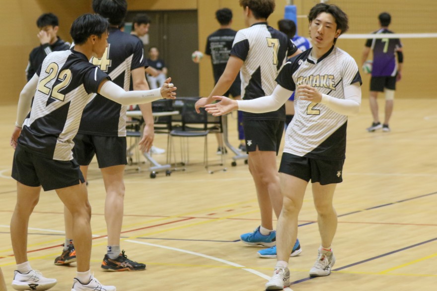 ナイスプレー！１点ごとにチームの士気、一体感を高めようと選手間でタッチ（バレーボール、第２回函館競輪カップ杯争奪オープン大会）