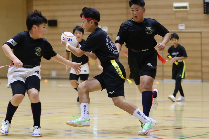 相手守備の隙間をかいくぐりトライを目指す（タグラグビー、ＳＭＢＣカップ第２２回小学生大会函館地区予選）