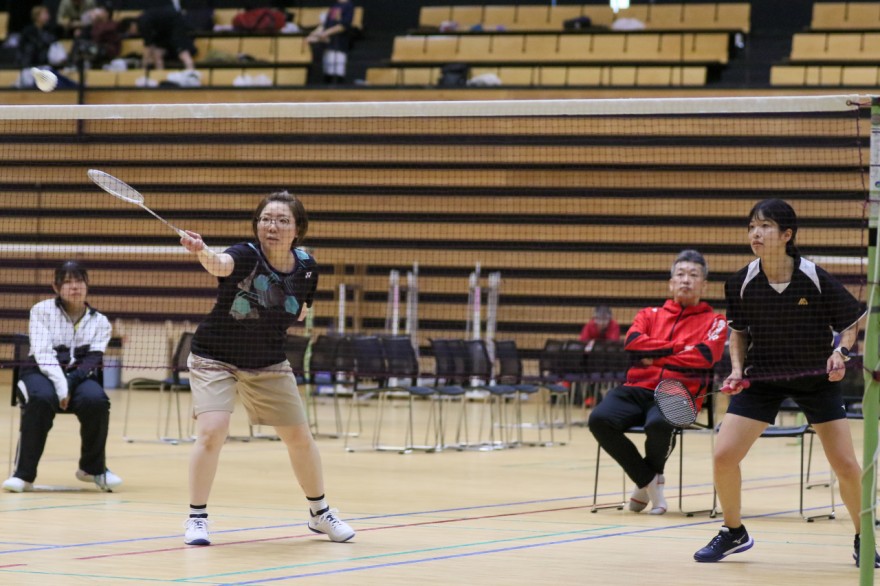 しっかり守って低く打ち返すラリーの応酬で熱戦を展開（バドミントン、第４１回函館地区一般クラブ対抗大会）