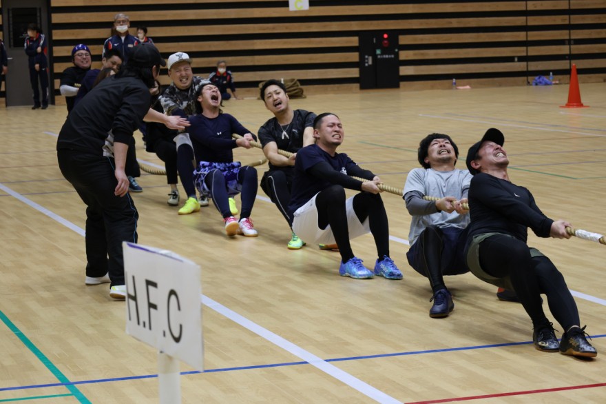 歯を食いしばり力の限り綱を引く（第２６回函館市民スポーツフェスティバル綱引き大会）
